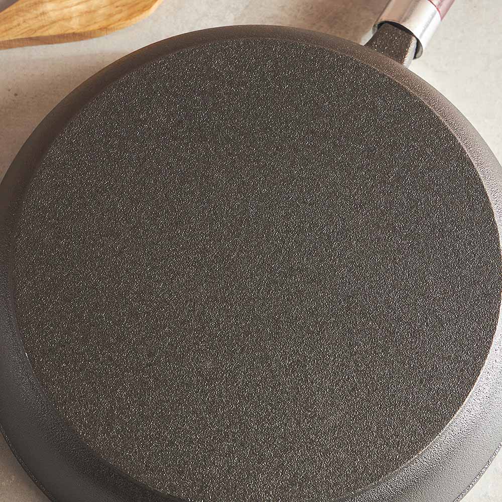 VETTA Сковорода чугун, d24х5см, деревянная ручка, индукция, арт.№ 808-006