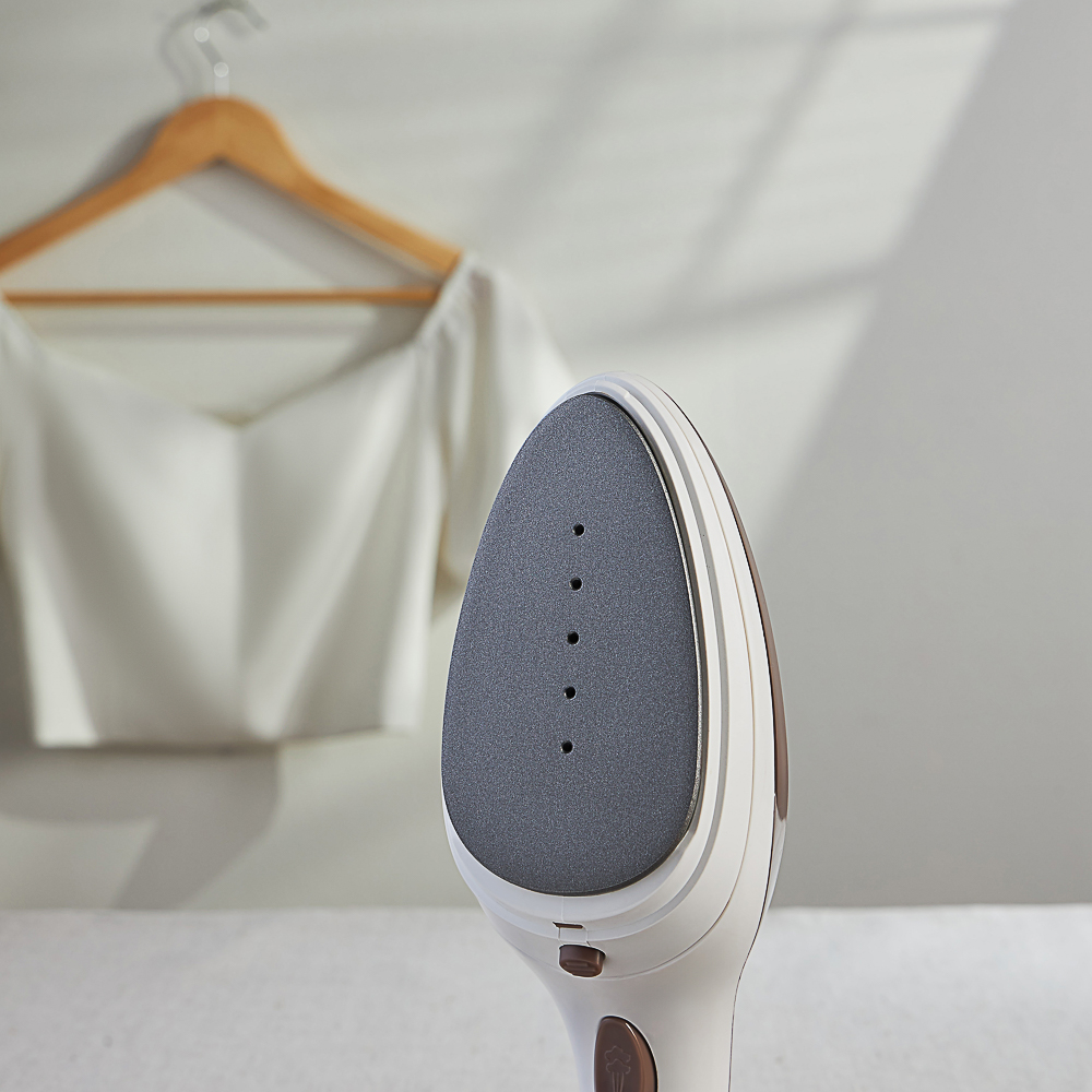 LEBEN Щётка-отпариватель-утюг 1000Вт, тефл. покрыт, терморегулятор, резевр. 100мл, пар 15гр.мин., арт.№ 249-004