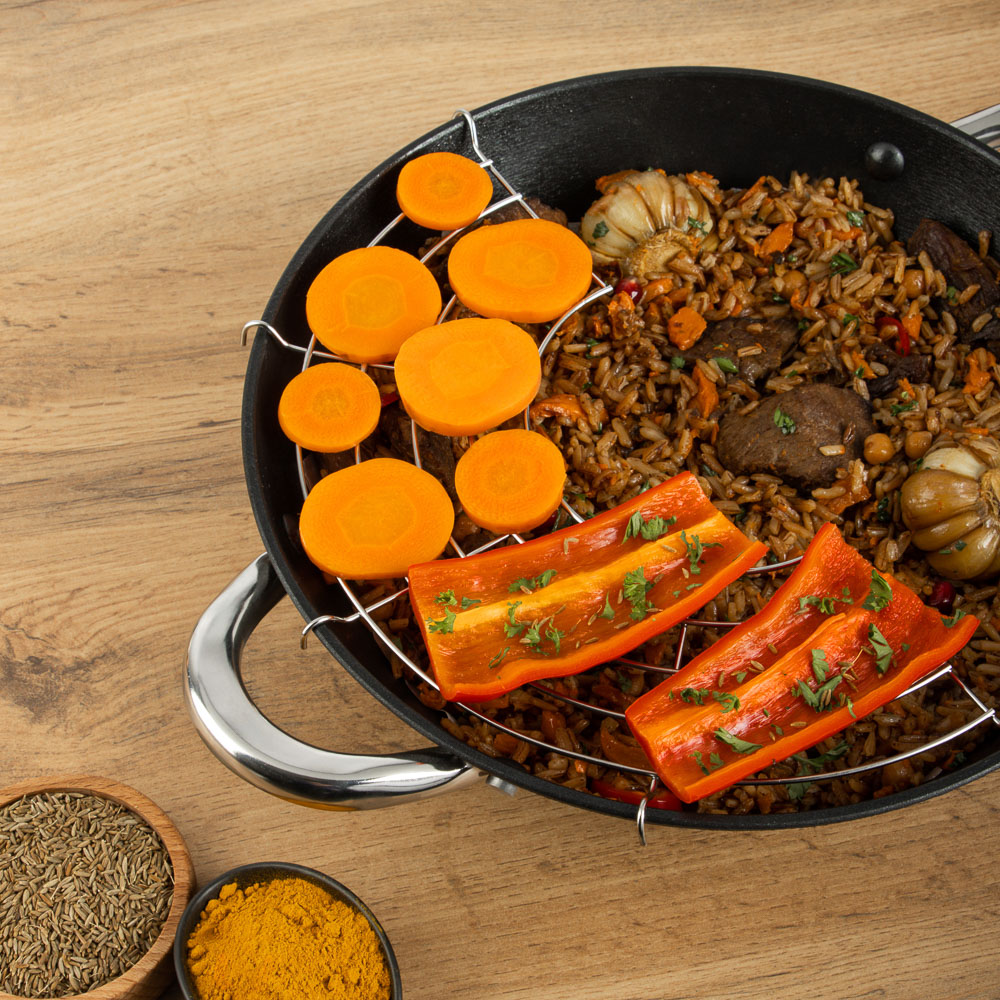 Казан 5,6 л чугун 32 см SATOSHI, антипригарное покрытие, ручка нержавеющая сталь, решетка, стеклянная крышка, лопатка нейлон, бамбуковые палочки, арт.№ 808-038